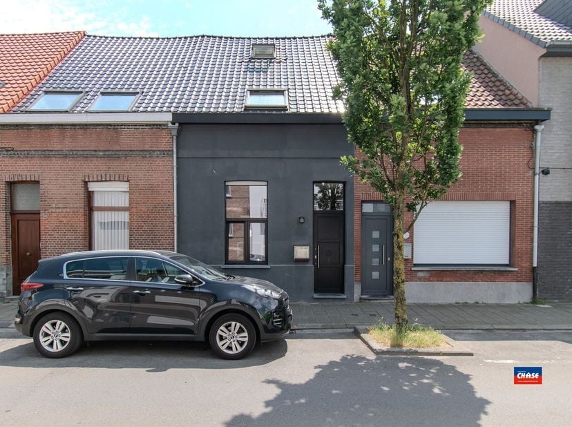 HOBOKEN | INSTAPKLARE GEZINSWONING MET DRIE SLAAPKAMERS EN TUIN OP EEN TOTALE GRONDOPPERVLAKTE VAN 224m² | EPC B | <br />
Indeling als volgt:<br />