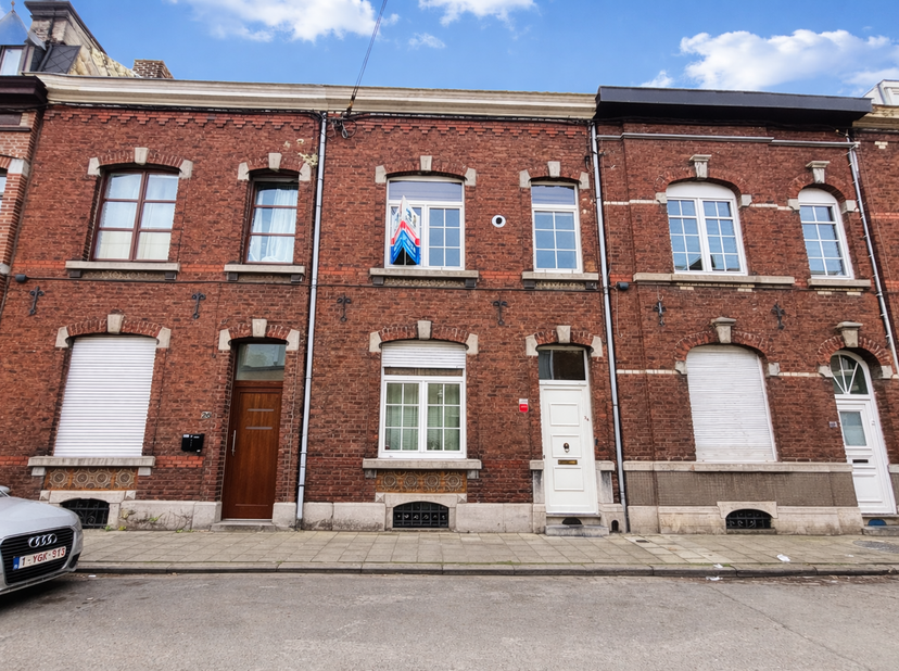L'agence Skyimmo est ravie de vous présenter cette superbe maison, idéalement située à Jemeppe. Ce bien se compose comme suit :<br />
RDC : hall d'ent