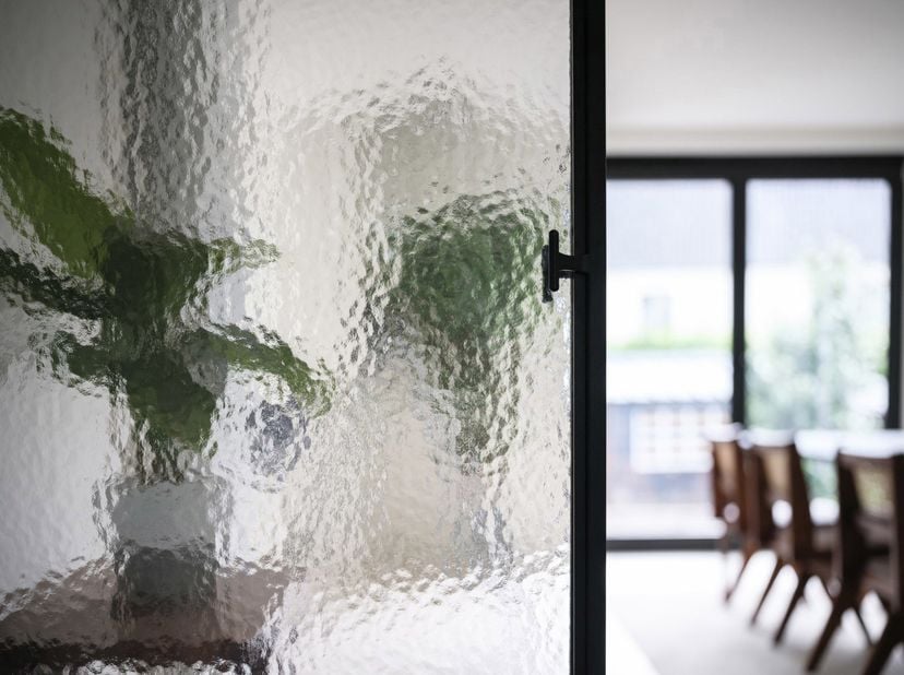 In een rustige, rustige woonwijk in De Pinte staat deze alleenstaande woning, omringd door het groen.<br />
De ruime inkomhal met apart gastentoilet v