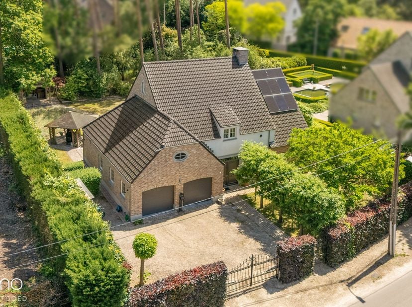 Deze villa, gebouwd in 2006, is uitstekend gelegen in Keerbergen, vlak bij de grens met Rijmenam. De gelijkvloerse verdieping werd enkele jaren gelede
