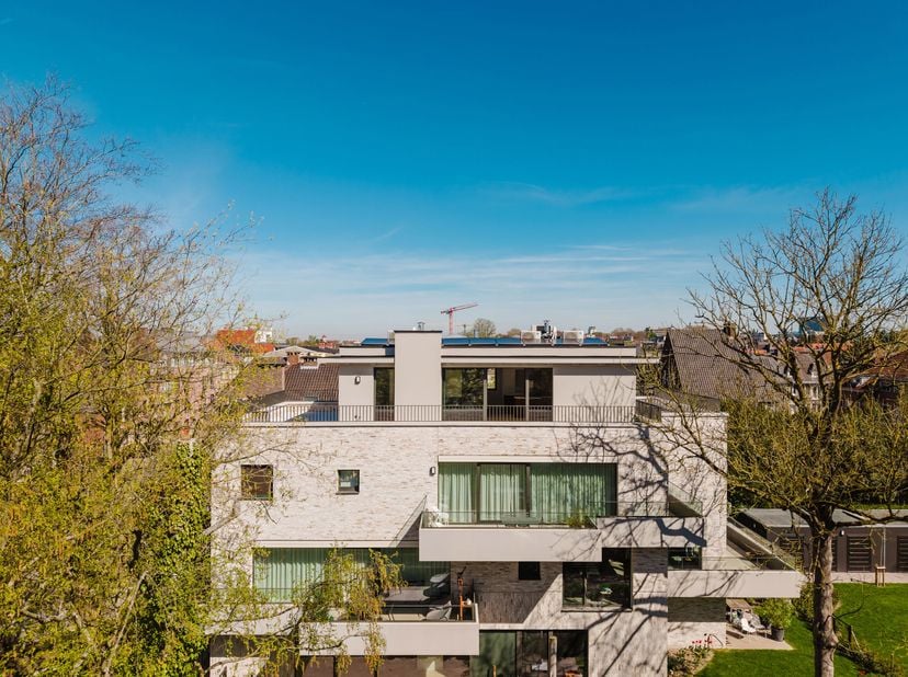 Ligging:<br />
Kleinschalig nieuwbouwproject, ontworpen door Caan-Architectenbureau, is gelegen op een zeer goede locatie: nabij de Sterre, het miljoe