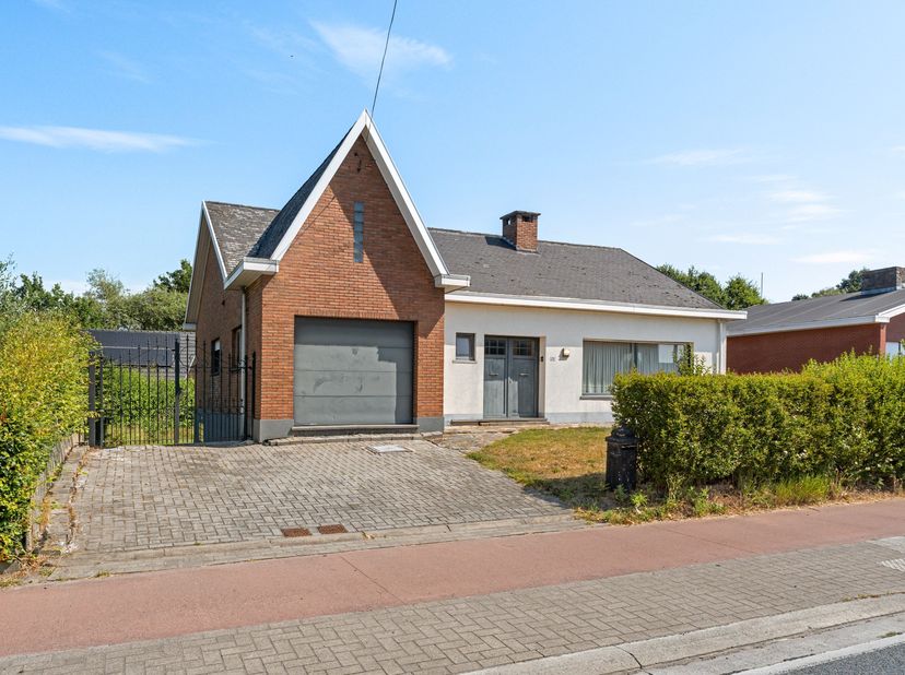Centraal gelegen in Onze-Lieve-Vrouw-Waver vinden we deze ruime vrijstaande woning terug op een perceel van maar liefst 1.000 m². Dankzij de praktisch