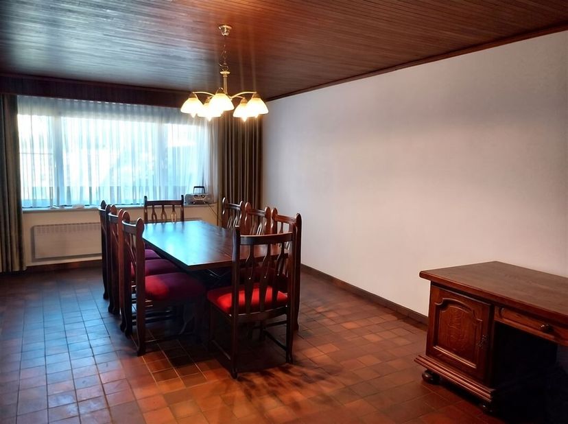 Vraag uw bezoek aan via info@optimusvastgoed.be!<br />
TE HUUR: Ruime rijwoning met 3 slaapkamers in Aarschot!<br />
Deze ruime gesloten bebouwing is