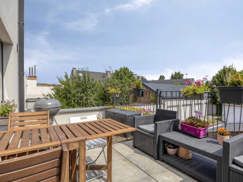 Appartement duplex prêt à emménager comprenant 3 chambres, un lumineux séjour avec cuisine ouverte, une terrasse ensoleillée de 14,5 m², des panneaux