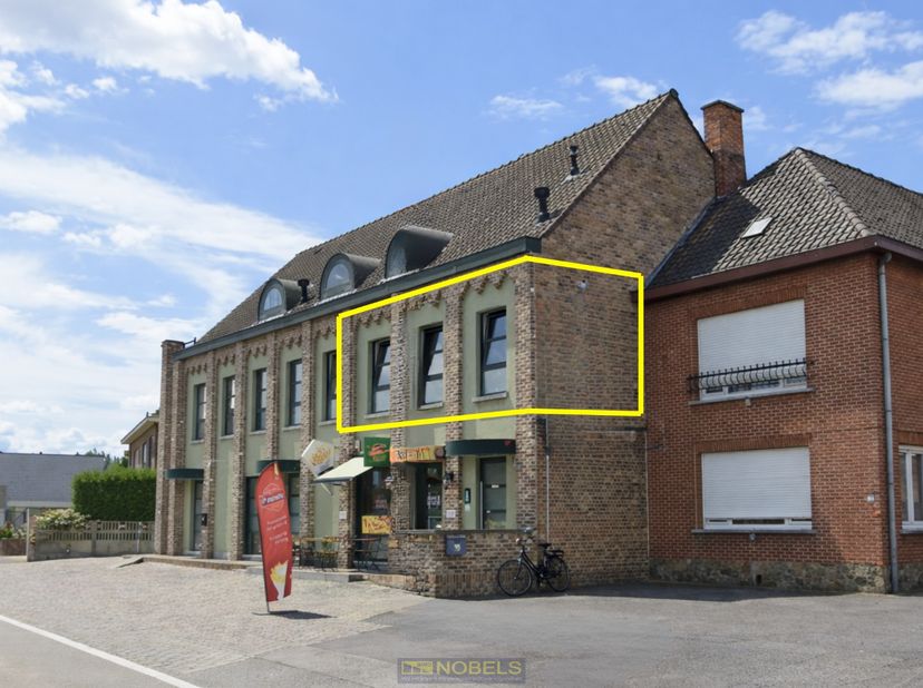 APPARTEMENT EXCEPTIONNELLEMENT SPACIEUX ET PRÊT À EMMÉNAGER avec 3 CHAMBRES au 1er étage d'une PETITE RÉSIDENCE à Kruisem. Cette propriété dispose éga