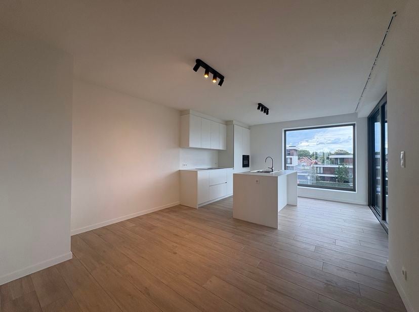 Vraag uw bezoek aan via immodavinci.be<br />
Ligging<br />
Dit stijlvolle nieuwbouwappartement is uitstekend gelegen in Zwijnaarde, op een strategisch