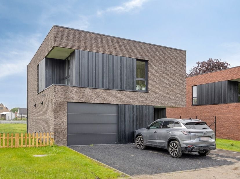 Deze moderne nieuwbouwwoning (186 m2 BVO) is gelegen in het landelijke Zwalm op een perceel van 865m2 aan het einde van een doodlopende straat. Het ge