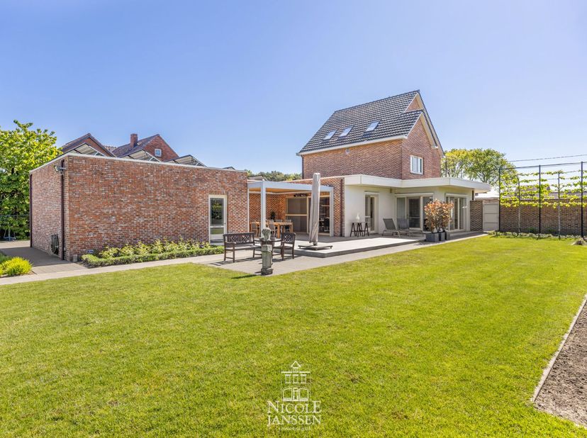 Deze kwalitatieve woning verrast met haar ruime en praktische indeling. Je geniet van lichtrijke leefruimtes die zorgen voor een aangename woonbelevin