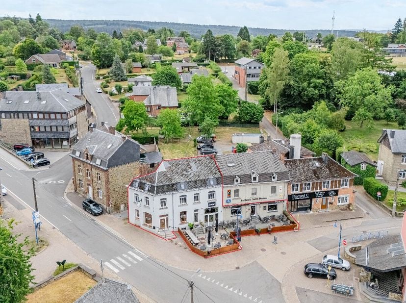 ERA B-LUX Vastgoed heeft het genoegen u dit vastgoedcomplex voor te stellen, ideaal gelegen in het hart van Nassogne.Gelegen op het dorpsplein van Nas