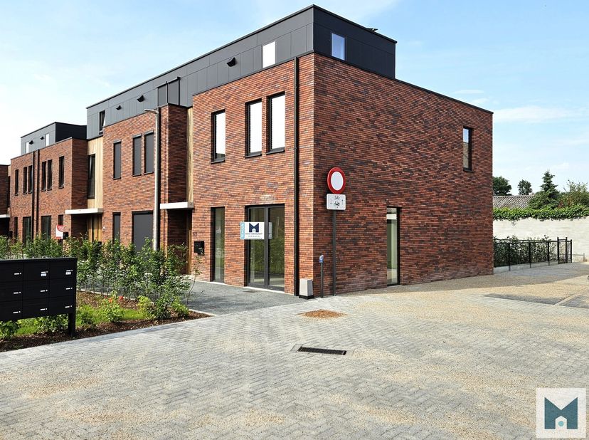 Cette maison neuve lumineuse, économe en énergie et réalisée avec des matériaux de qualité est située à Oudegem, dans un véritable écrin de verdure et