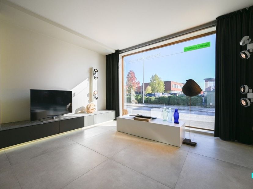 Prachtige handelsruimte met appartement, momenteel verhuurd aan 1.525 euro!. Beide beschikken over hun eigen individuele tellers en huisnummer.&amp;nbsp;C
