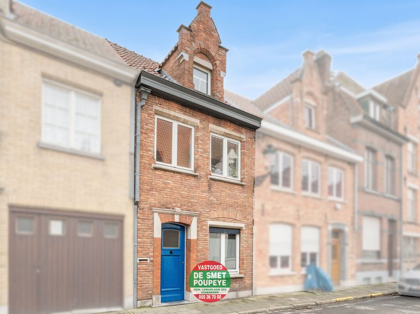 Deze instapklare stadswoning is gelegen in de Oude Gentweg, op een uitstekende locatie in het hart van Brugge, en grenst rechtstreeks aan de Brugse Ve