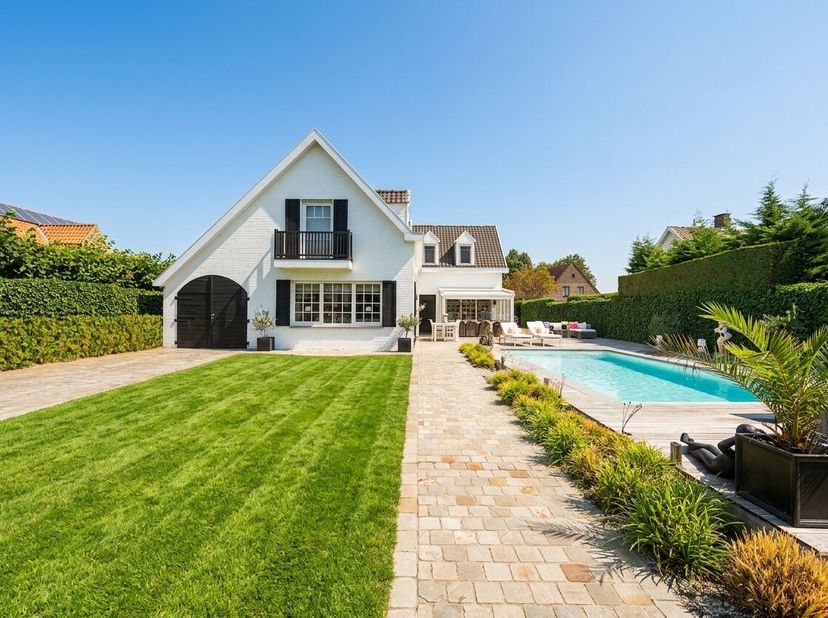 Deze prachtige en ruime villa is gelegen in een rustige straat binnen een aangename en residentiële villawijk in Blankenberge. De woning combineert ru