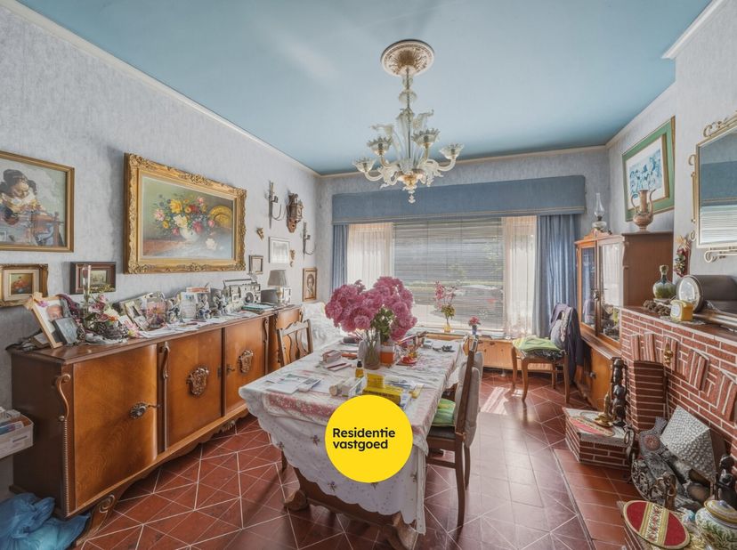 In het hart van Mariakerke bevindt zich deze ruime gesloten bebouwing met een bruikbare vloeroppervlakte van maar liefst 308 m². Deze karaktervolle wo