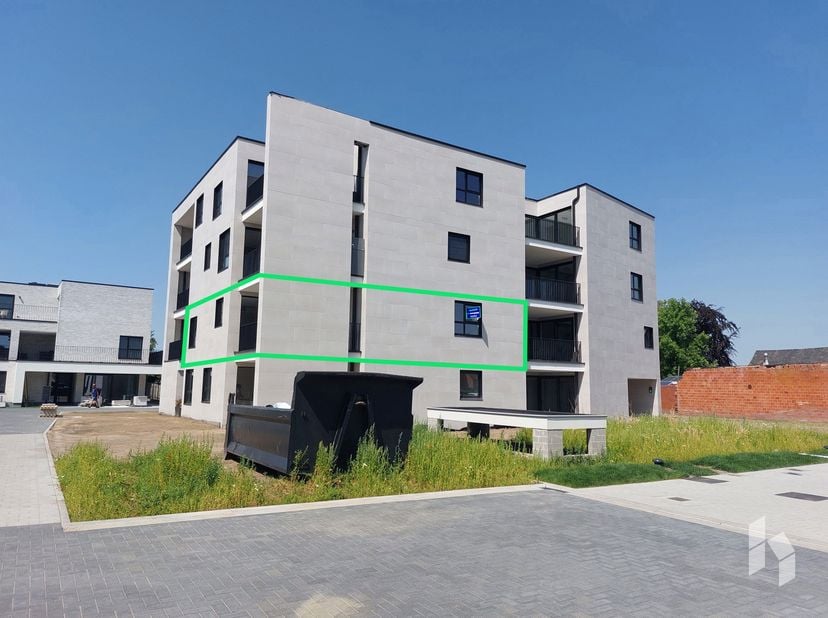 Modern ruim nieuwbouwappartement (108 m²) op de 1ste verdieping met 3 slaapkamers en terras in centrum Lommel!<br />
Er is een ondergrondse parkeerpla