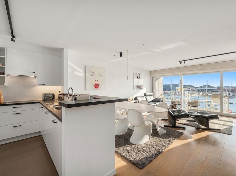 Modern appartement met twee slaapkamers en prachtig zicht op de jachthaven van Zeebrugge. Een topligging waar comfort en het ultieme kustgevoel samenk