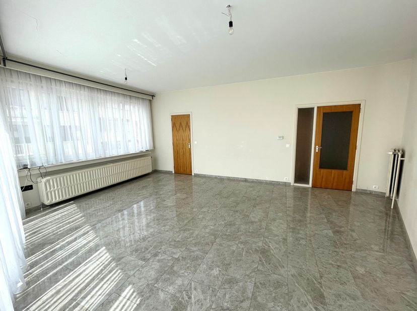 Dit charmante appartement aan de Steenstraat in Koningslo biedt een unieke combinatie van comfort en functionaliteit, perfect voor wie op zoek is naar