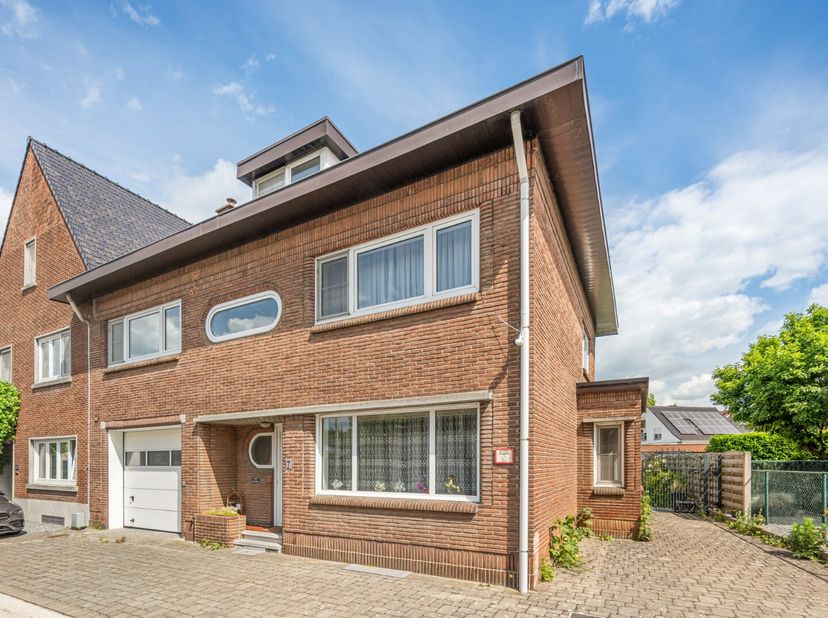 Deze verrassend ruime stadwoning situeert zich in een rustige straat, op wandelafstand van het stadscentrum met gezellige horeca, supermarkt, ontspann