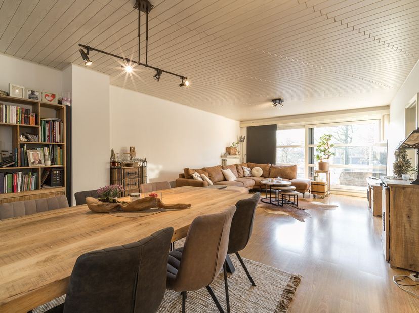 Deze handelsruimte met bovenliggend appartement is centraal gelegen op een boogscheut van het centrum van Geel. De handelsruimte is momenteel ingerich