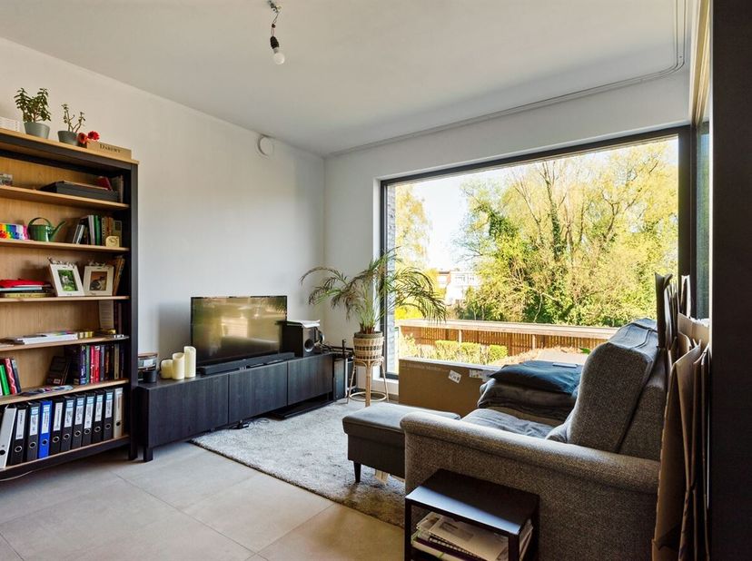 Ligging: Dit recente appartement is gelegen in de Hollebeekstraat in Hoboken, een rustige en aangename buurt met een goede bereikbaarheid naar het cen