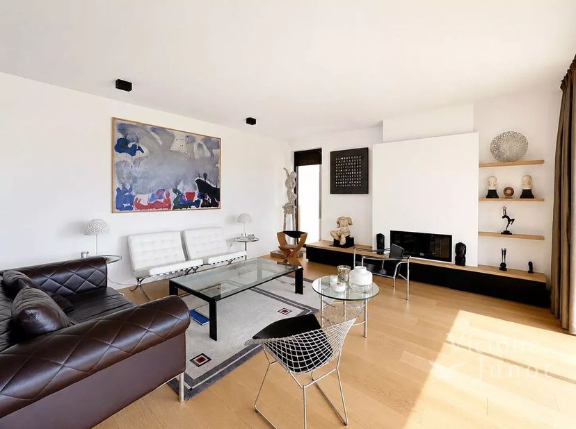 Voorgesteld door Yanis Morsa: 0487 71 46 10 / yanis.morsa@victoire.be<br />
Victoire Junot biedt u dit prachtige appartement met 2 slaapkamers van ±13