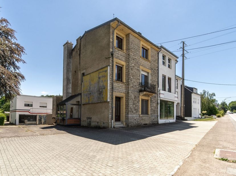 W Immobilière vous propose à Arlon, à 5 minutes du centre ville et de la gare, un ensemble immobilier composé d'une maison d'habitation trois façades
