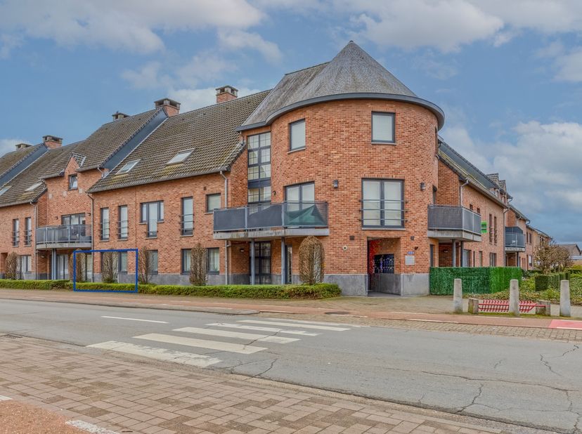 Ontdek dit comfortabel en gunstig gelegen appartement momenteel ingericht als dokterspraktijk op de Koning Albertlaan in Maasmechelen, voorzien van dr