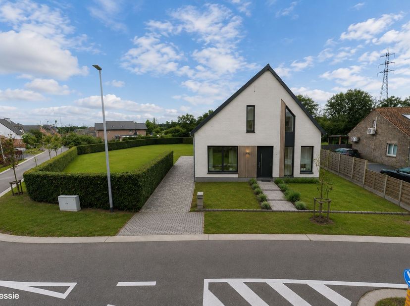 Deze woning, gebouwd in 1963, is gelegen op een ruim en uniek perceel. Doorheen de jaren werd ze met zorg onderhouden waardoor ze vandaag nog steeds e