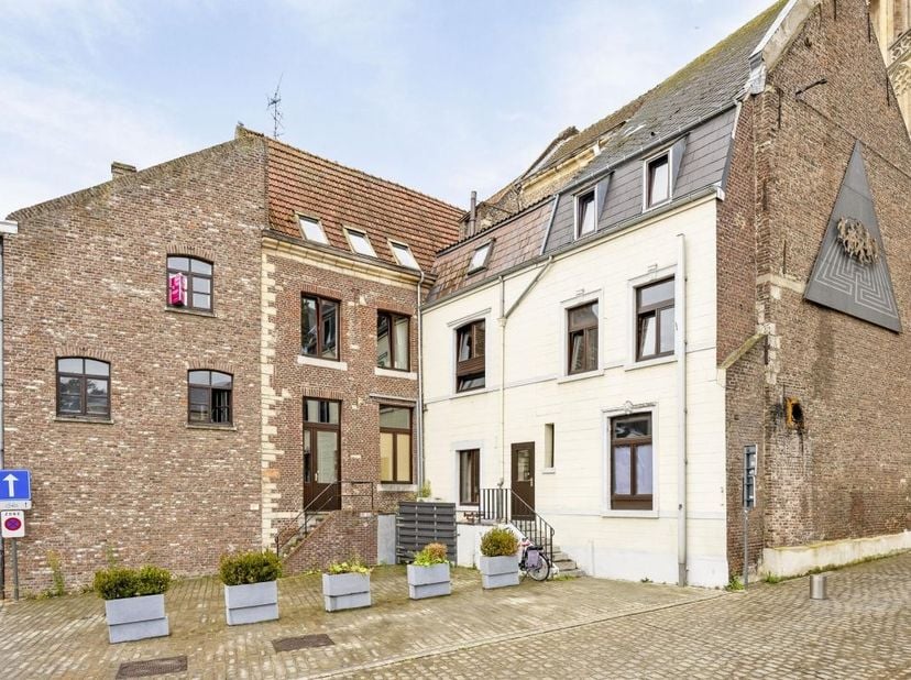 Pal in het bruisende centrum van Tongeren, de oudste stad van België, wacht dit karaktervolle handelshuis op een nieuwe eigenaar. Met een toplocatie a