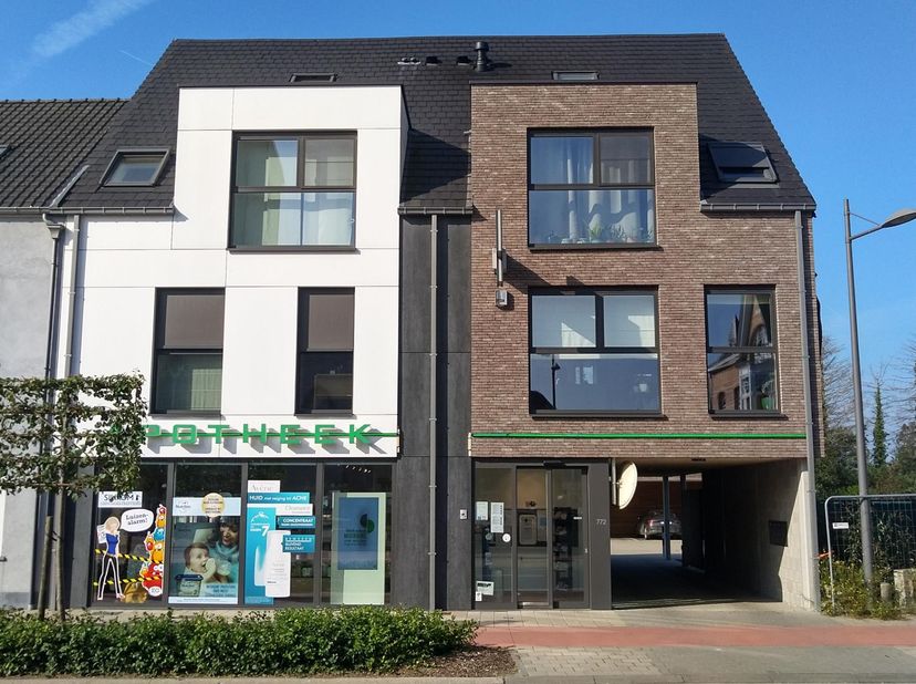Zeer recent duplex-appartement op VERD. 2 in een residentie met lift en er omvattende een eetplaats (directe toegang naar terras) met ingerichte open