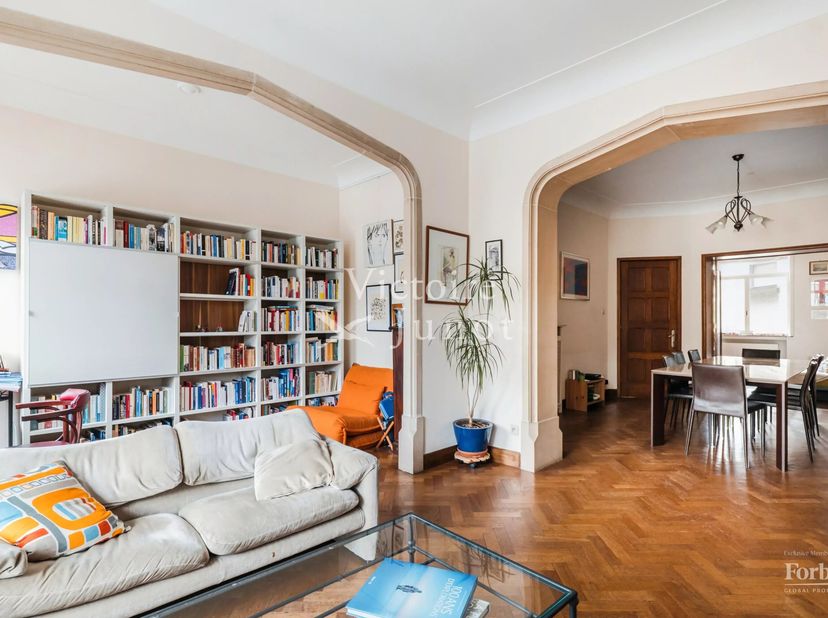 Victoire Junot presenteert u exclusief dit mooie charmante appartement van ±116 m². Deze elegante ruimte omvat een ruime woonkamer, een karaktervolle