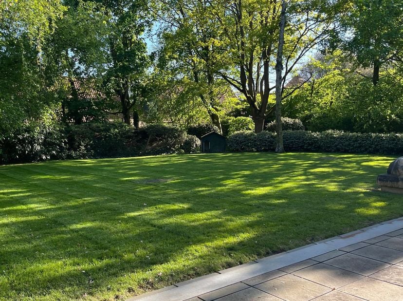 <br />
<br />
<br />
In een uiterst gegeerde en residentiële omgeving, op wandelafstand van de Boslaan, bevindt zich deze alleenstaande villa op een p
