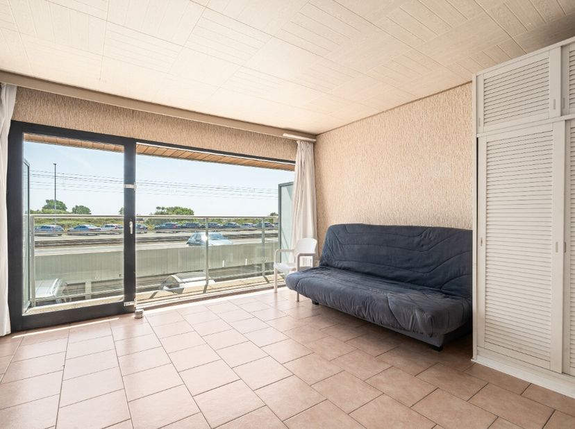 Studio situé sur la digue à Middelkerke, avec vue sur les dunes et à proximité du centre. Ce studio bénéficie dun emplacement agréable à la côte, comb