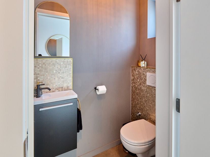 Op zoek naar een moderne, energiezuinige gezinswoning zonder zorgen? Deze instapklare woning uit 2022 combineert ruimte, comfort en een goede ligging,