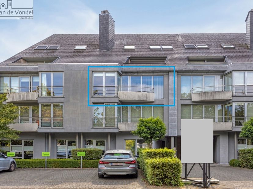 100% Instapklaar én energiezuinig appartement (EPC A) met 3 slaapkamers én garage te Aalst !<br />
Ontdek dit ruime en lichtrijke 3-slaapkamerappartem