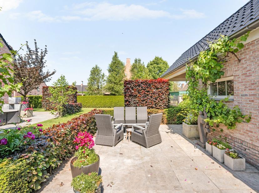 Deze uitzonderlijk verzorgde villa bevindt zich in een rustige en gegeerde woonomgeving in Ravels-Eel. De woning werd met oog voor detail onderhouden