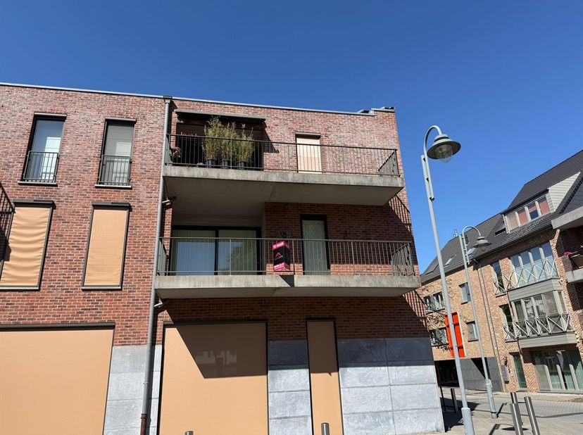 Modern appartement met ondergrondse parking en kelderberging in het centrum van Maaseik.<br />
<br />
Troeven:<br />
- Duurzame afwerkingsmateriale