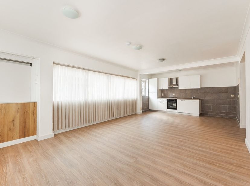 Espace multifonctionnel au rez-de-chaussée avec beaucoup de lumière, de visibilité et de nombreuses possibilités<br />
<br />
Cet appartement de 56