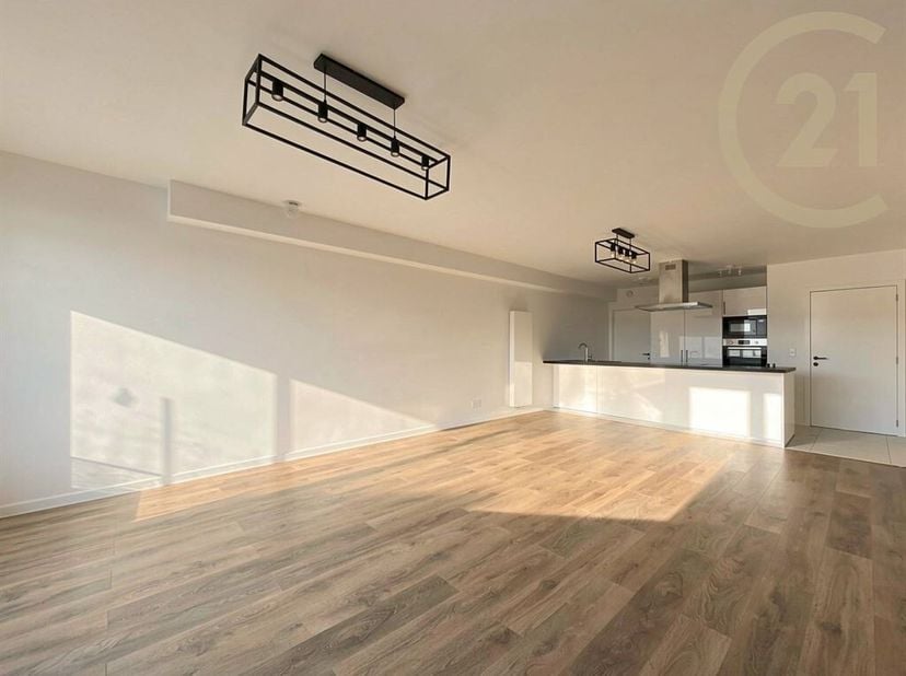 Century 21 Alliance Demeuse presenteert dit prachtige, gloednieuwe, luxe appartement op de begane grond in het centrum van Auvelais, dicht bij winkels