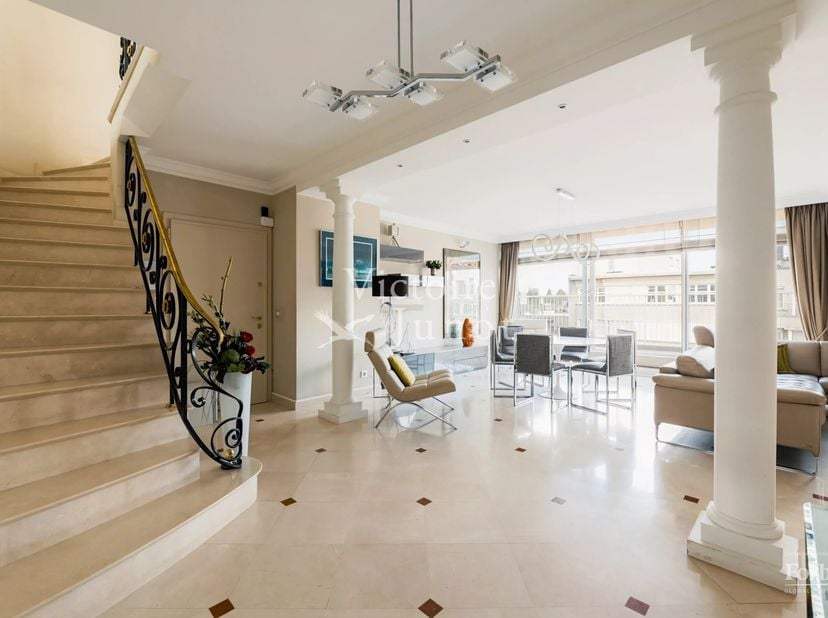 À 30 m de lavenue Franklin Roosevelt, à côté du Bois de la Cambre, superbe duplex penthouse de ±330 m² niché aux 7e et 8e étages dun immeuble emblémat