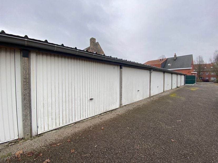 Garage box bien situé à louer à Wondelgem/Mariakerke.<br />
Equipé d'un portail manuel verrouillable.<br />
Le chemin sera pavé, ainsi qu'un portail à