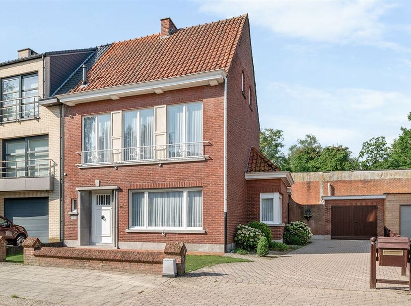 Charmante gezinswoning met 4 à 5 slaapkamers en magazijn<br />
Ontdek deze charmante gezinswoning met veel potentieel, gelegen aan de Lindenlaan 10 in