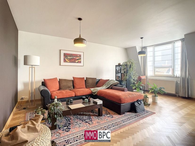 Cet appartement entièrement rénové dispose de tout le confort moderne et est situé dans un endroit unique, à proximité de la Grote Markt et de Sint Ka