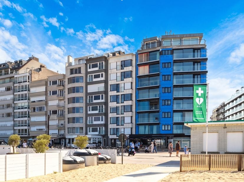 Ongemeubeld 2 slaapkamer appartement met zeezicht nabij het Rubensplein.<br />
Inkom met vestiaire gastentoilet en berging. Brede woonkamer met pracht