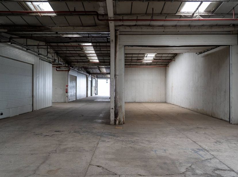 Magazijn van ca. 100 m² te huur in Poperinge. Het pand is gelegen in de nabijheid van diverse invalswegen en het centrum van Poperinge. <br />
<br />