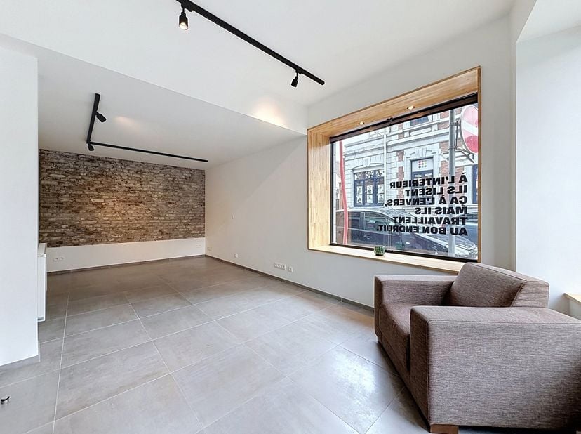 JNP immobilier a le plaisir de vous présenter ce lumineux bureau de 30m² à deux pas du centre. Facile d'accès, à 1,4 km de l'autoroute. Ce bureau poss