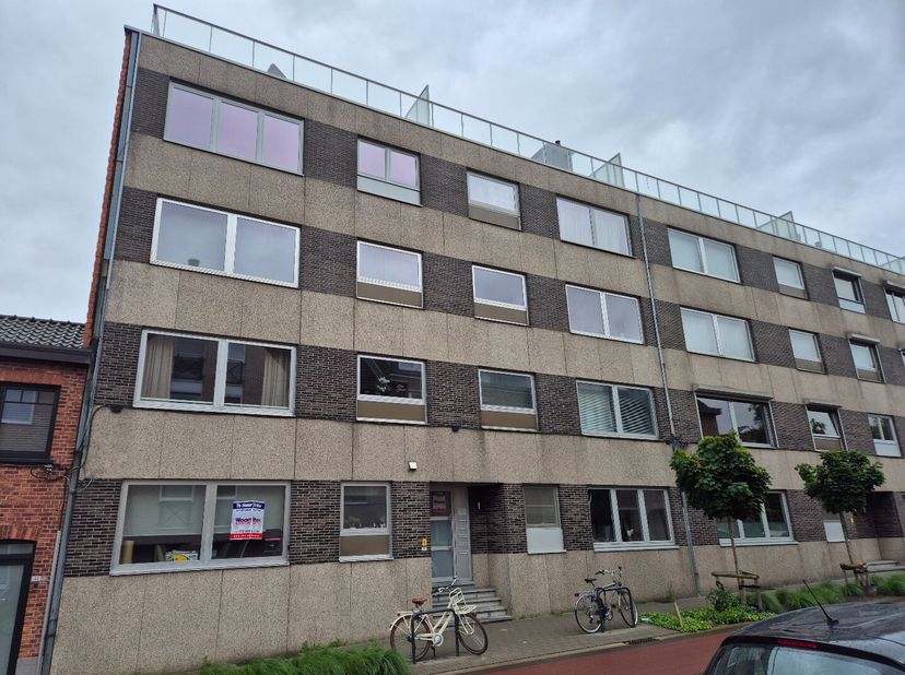 Dit gelijkvloers appartement op wandelafstand van het stadscentrum bestaat uit een ruime living, keuken met kasten, enkele afwasbak en dampkap, badkam