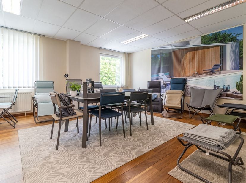 Zoning Nord de Wavre : Très bel espace de bureaux et stockage totalisant 150 m² | 100 m² de bureau composé d'un open-space de 50 m², un grand bureau d