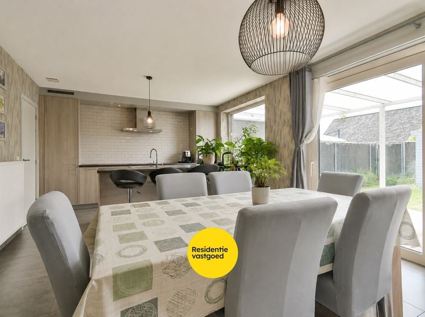 Welkom in de Groene-Herdersgoed 27 in Roeselare, een fantastische, energiezuinige woning gelegen in een rustige, residentiële wijk. Dankzij de gunstig