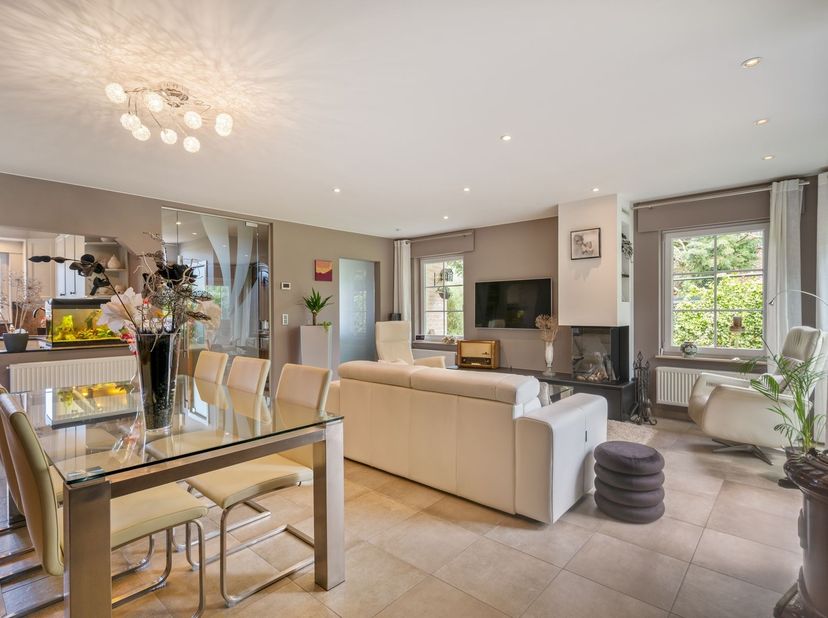 Gelegen in een rustige woonomgeving in Meensel-Kiezegem, deelgemeente van Tielt-Winge. De woning geniet van een vlotte verbinding via de E314 richting